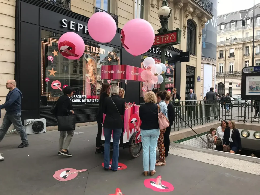 Hôtesses de marque distribuant des objets publicitaires lors d'un street marketing réussi